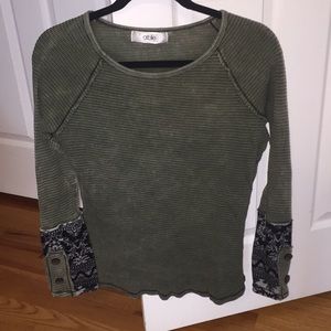 Green long sleeve shirt with print on sleeves